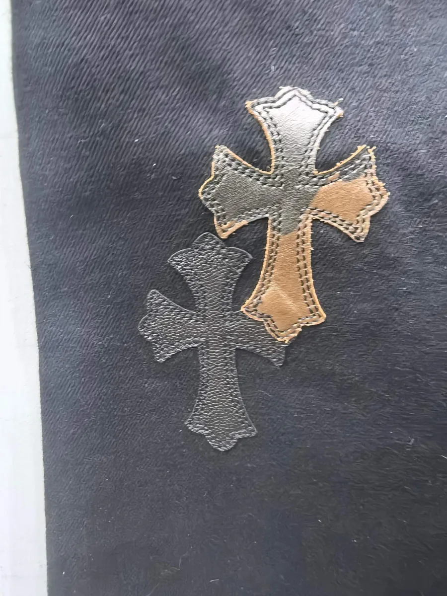 Деталь кожаных нашивок на брюках Chrome Hearts