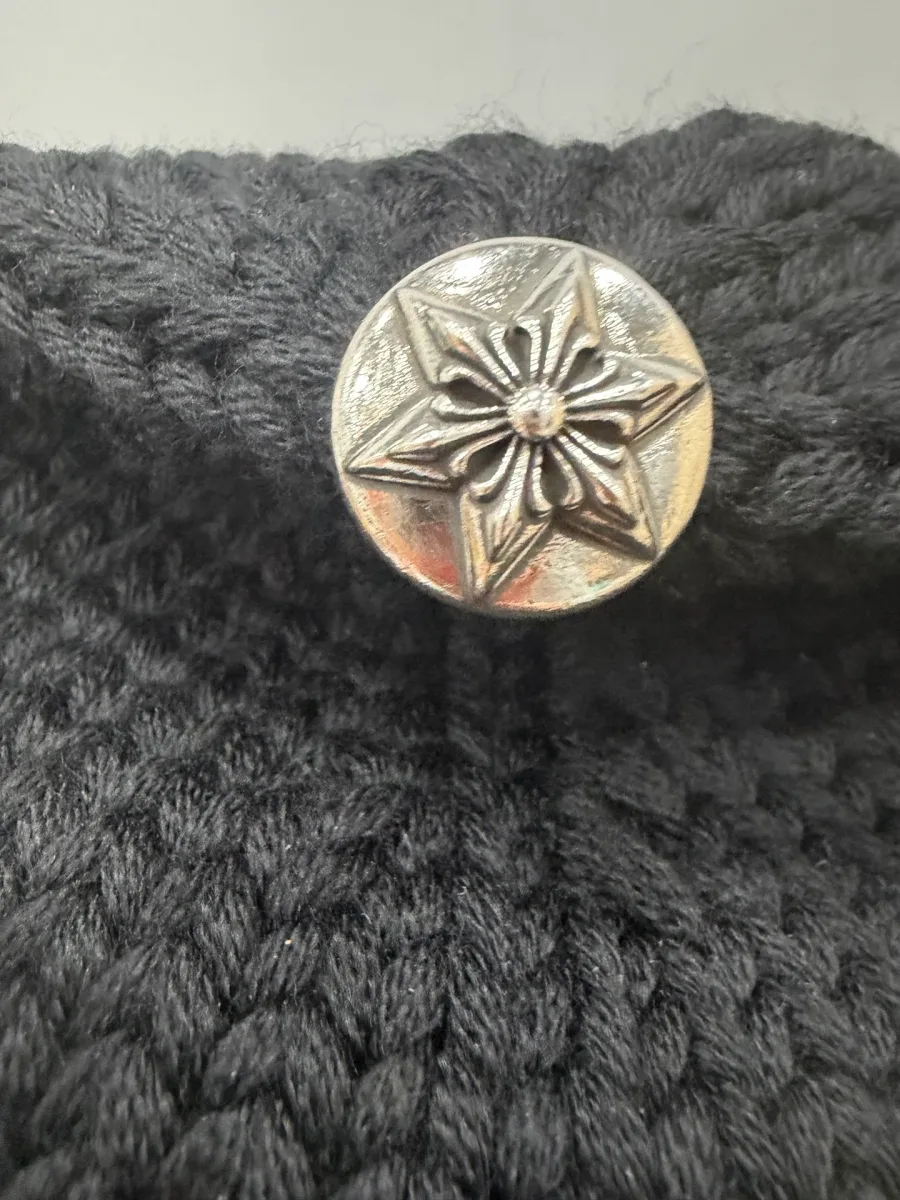 Серебряная заклепка с фирменной гравировкой Chrome Hearts на макушке шапки