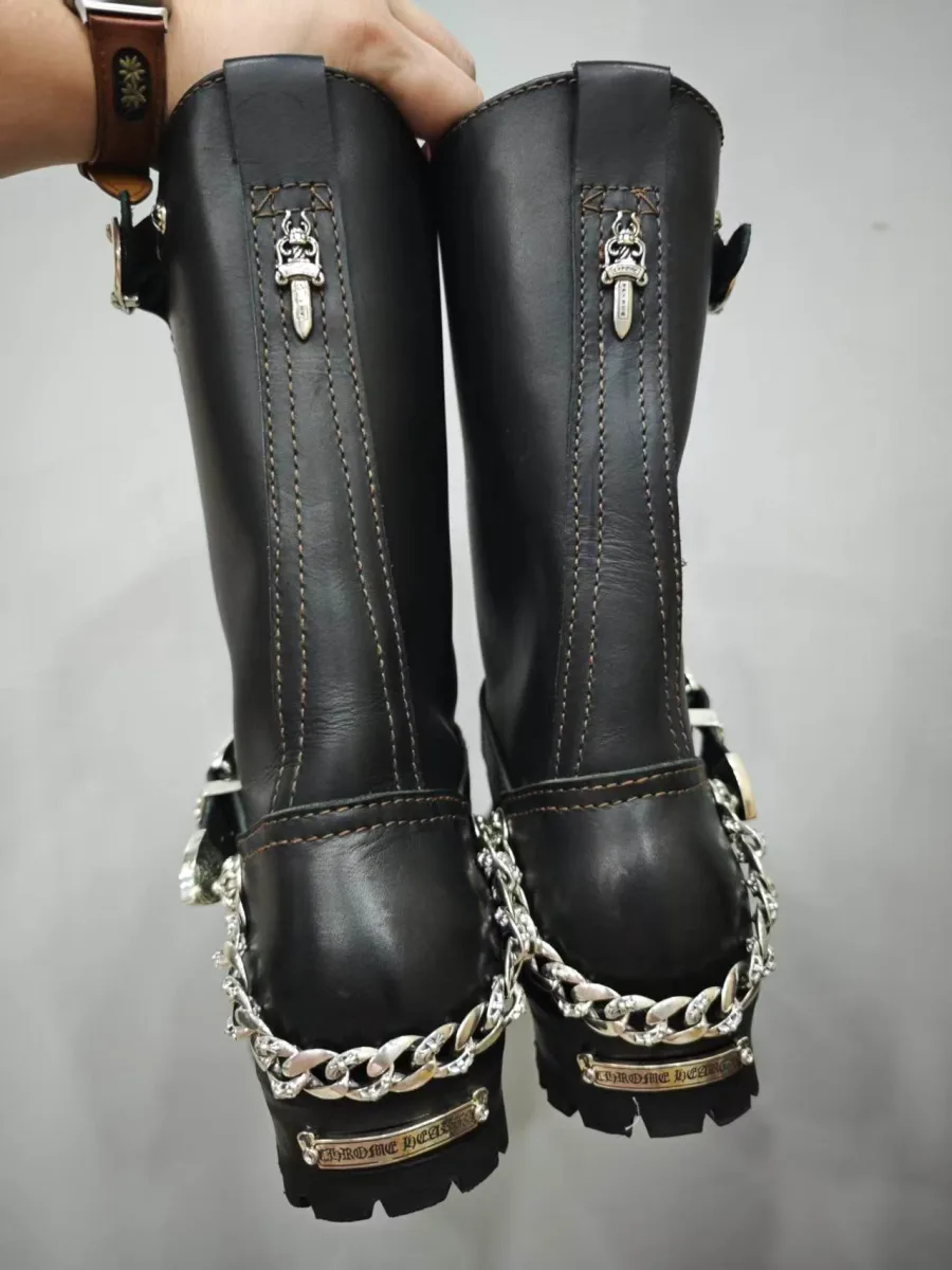Высокие черные кожаные сапоги Chrome Hearts x Wesco 9109, вид сзади с серебряными цепями и деталями
