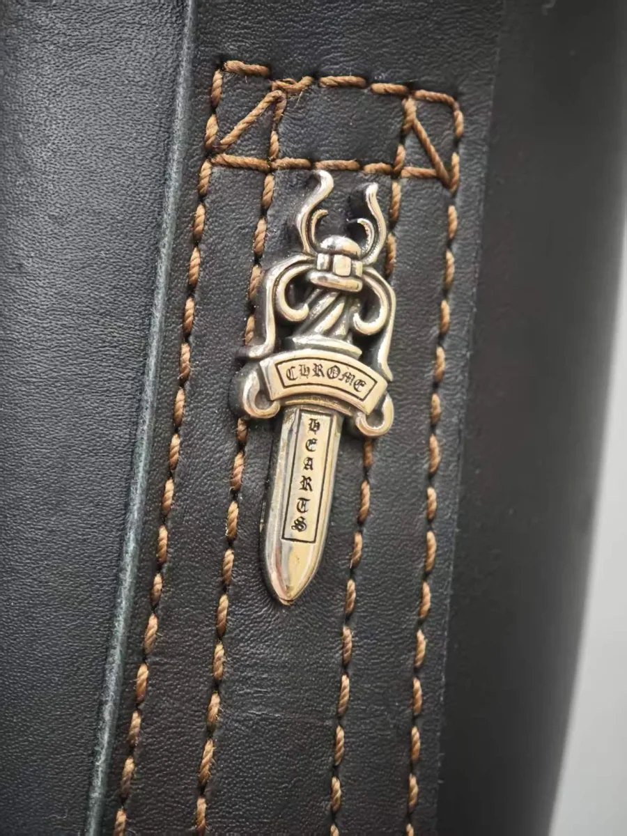 Деталь серебряной фурнитуры в виде кинжала Dagger на задней части сапога Chrome Hearts x Wesco 9109