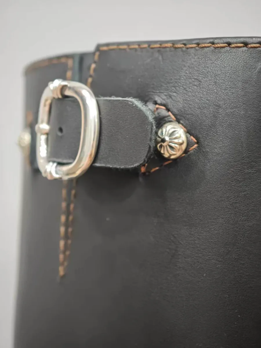 Деталь регулируемого ремешка с пряжкой на голенище сапога Chrome Hearts x Wesco 9109