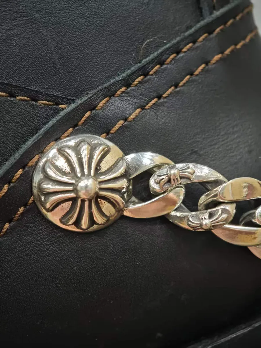 Деталь серебряной цепи и заклепки на сапогах Chrome Hearts x Wesco 9109