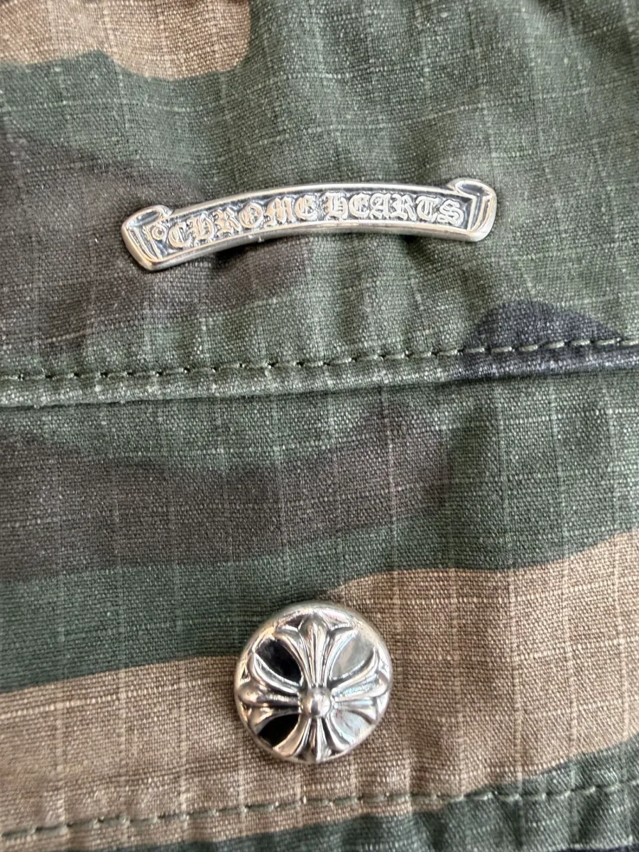 Серебряная плашка с гравировкой Chrome Hearts над задним карманом