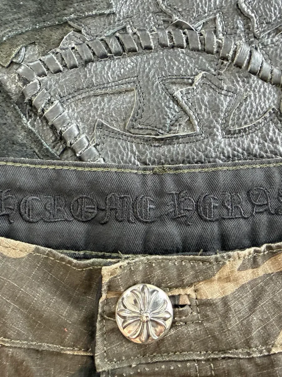 Внутренняя отделка пояса шорт Chrome Hearts с тиснением на коже