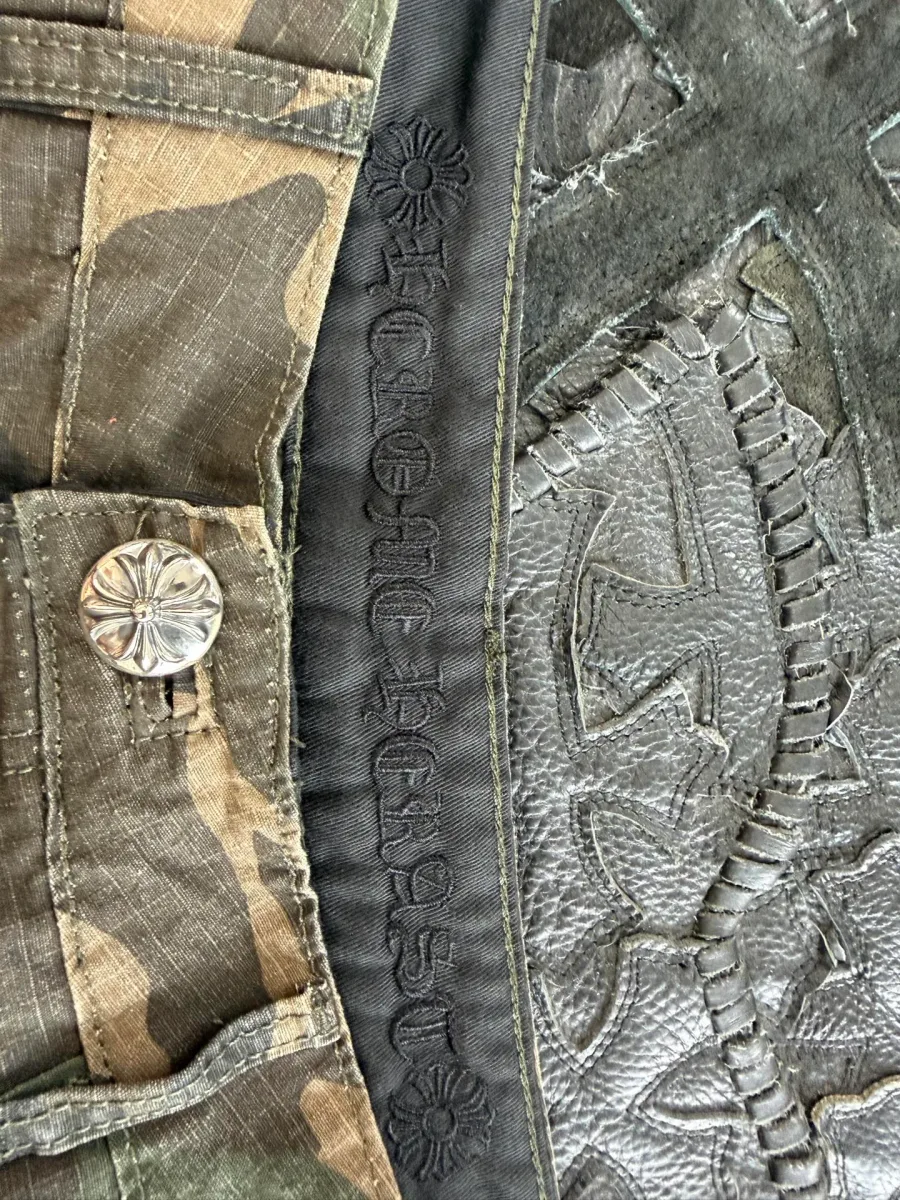 Кожаные нашивки-кресты на камуфляжных шортах Chrome Hearts