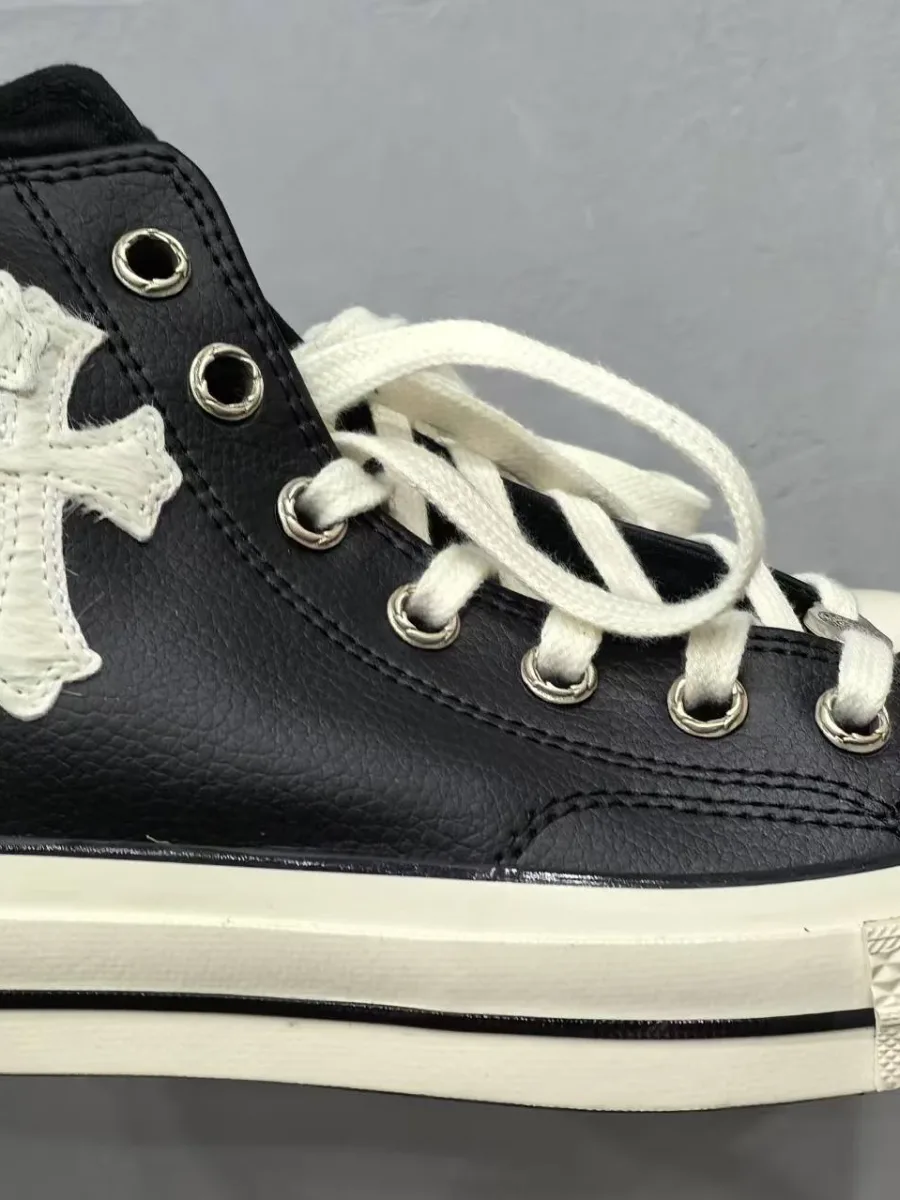 Боковая сторона кед Chrome Hearts x Converse Chuck 70 с нашивкой в виде креста