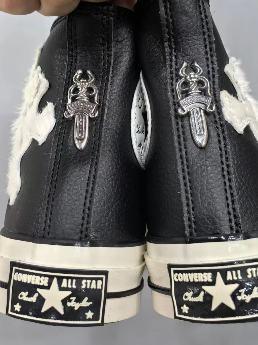 Задняя часть кед Chrome Hearts x Converse Chuck 70 с серебряной деталью в виде кинжала