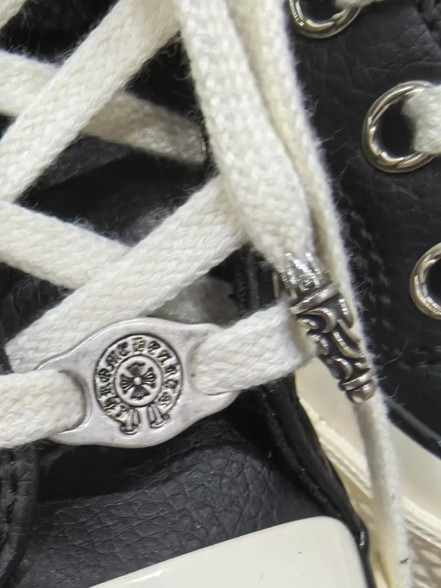 Деталь шнуровки кед Chrome Hearts x Converse Chuck 70 с серебряным фиксатором