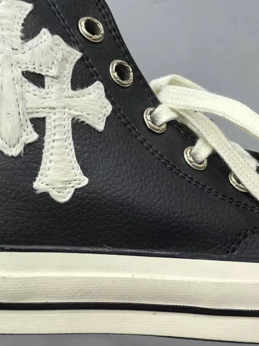 Вид сбоку на высокие кеды Chrome Hearts x Converse Chuck 70