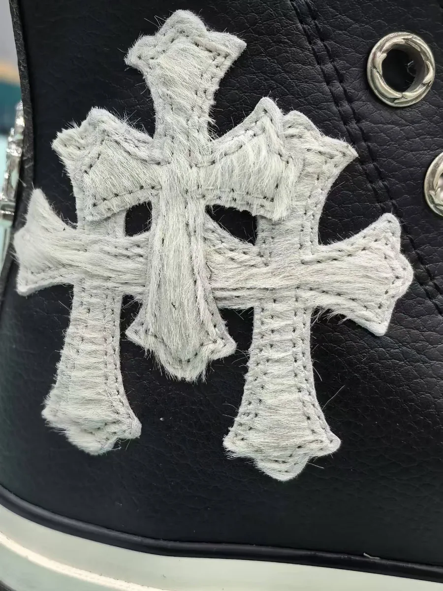 Крупный план нашивки-креста из белого меха пони на кедах Chrome Hearts x Converse