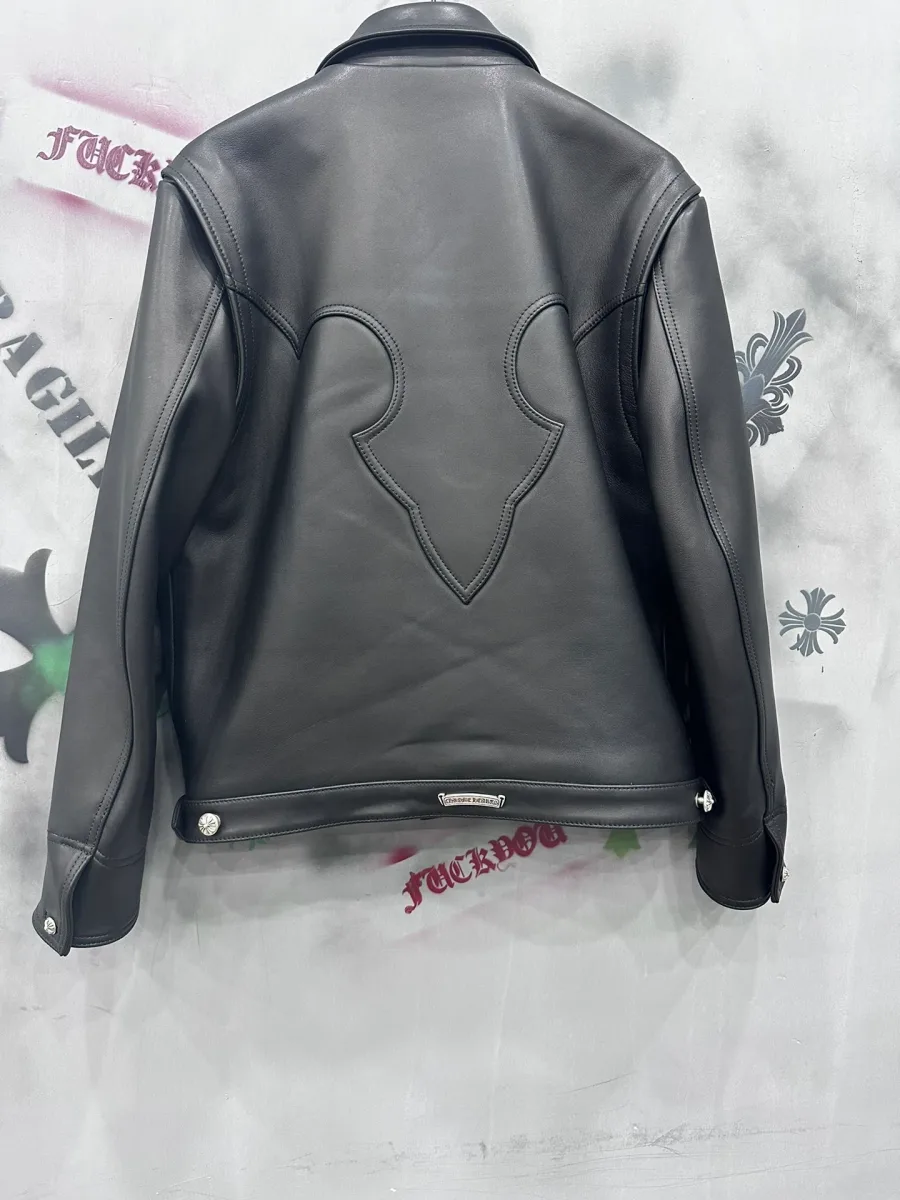 Кожаная куртка Chrome Hearts черного цвета, вид сзади с нашивкой в виде пламени