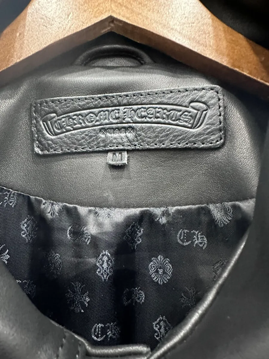 Внутренний кожаный ярлык Chrome Hearts и брендированная подкладка
