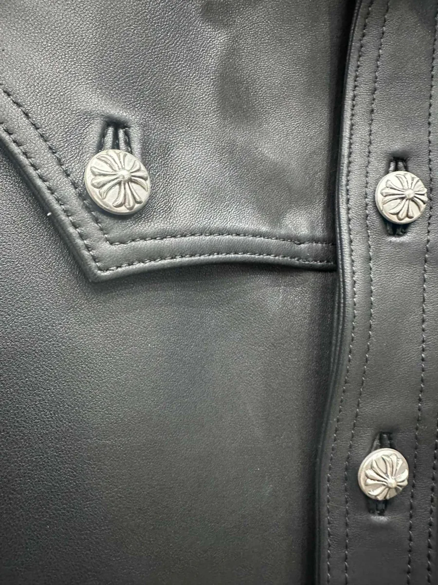 Деталь металлической кнопки с фирменным тиснением Chrome Hearts