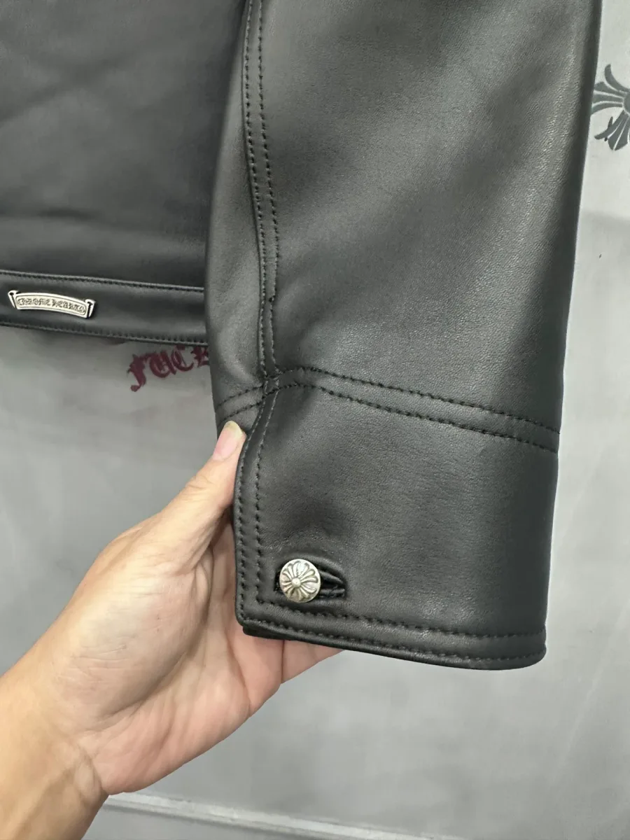 Манжет рукава кожаной куртки Chrome Hearts с кнопкой
