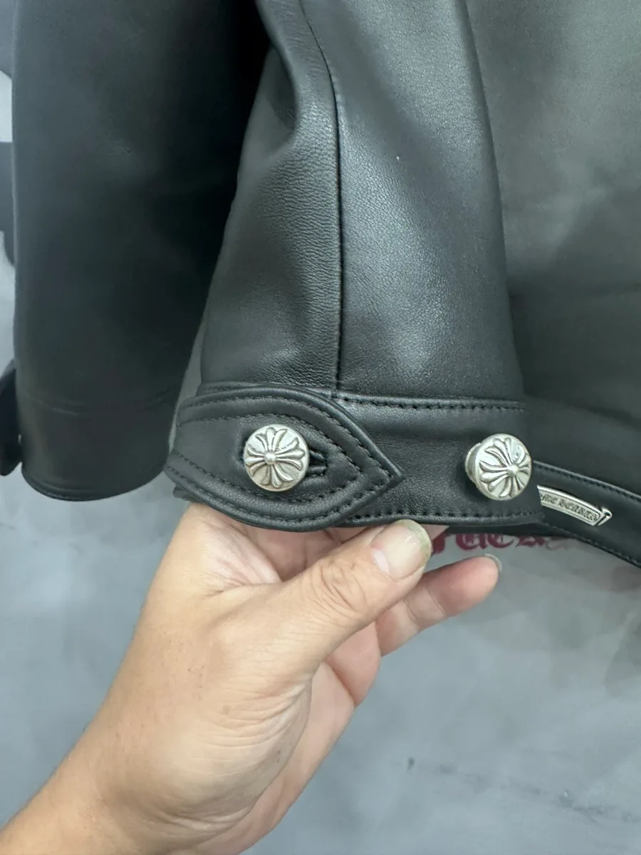 Регулируемый ремешок на подоле кожаной куртки Chrome Hearts