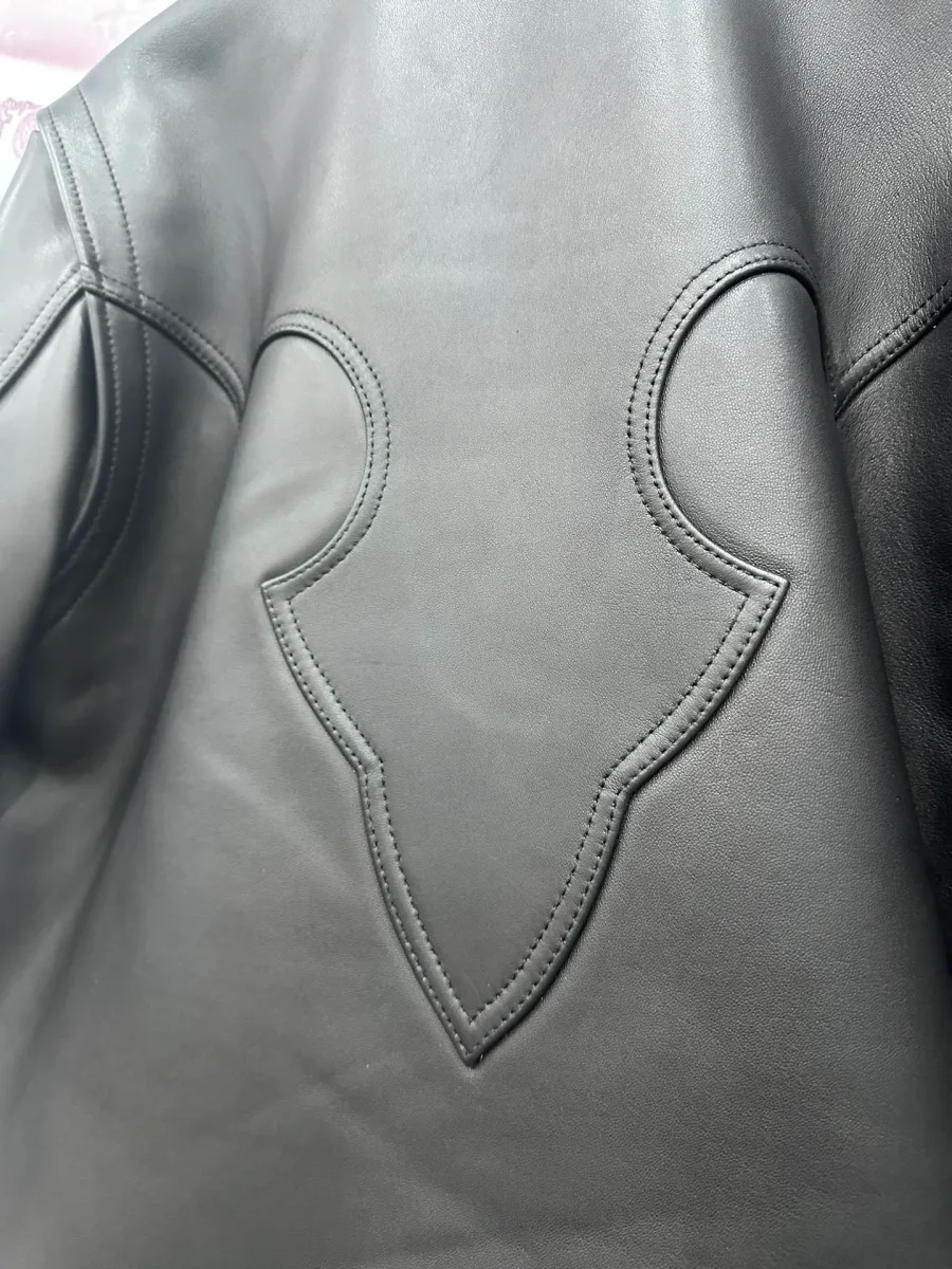 Декоративная нашивка в виде пламени на спине куртки Chrome Hearts