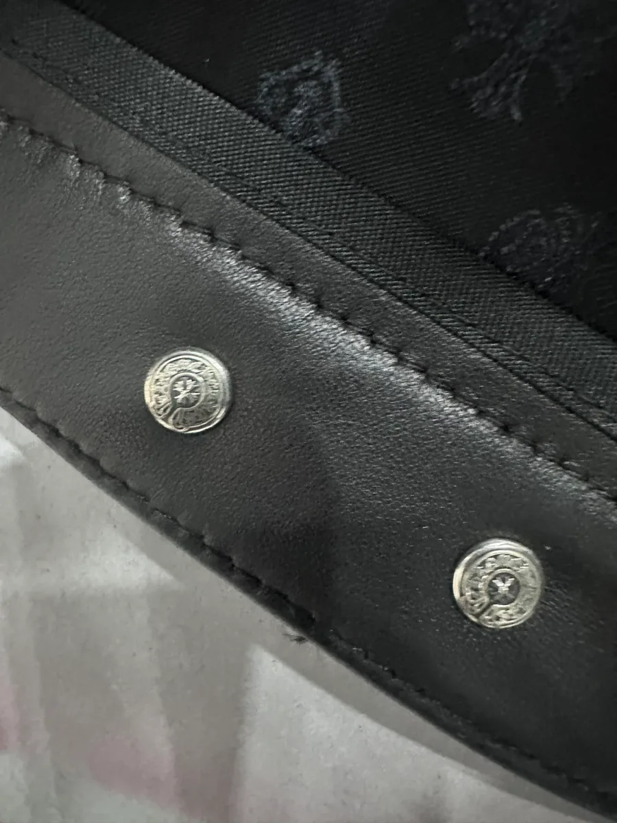 Кнопки на кожаной куртке Chrome Hearts крупным планом
