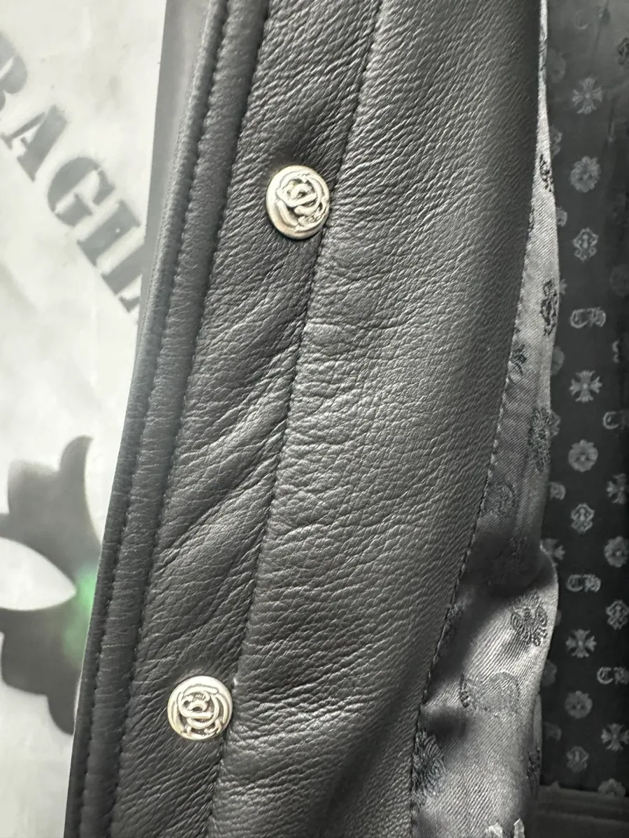 Фактура кожи и кнопки куртки Chrome Hearts