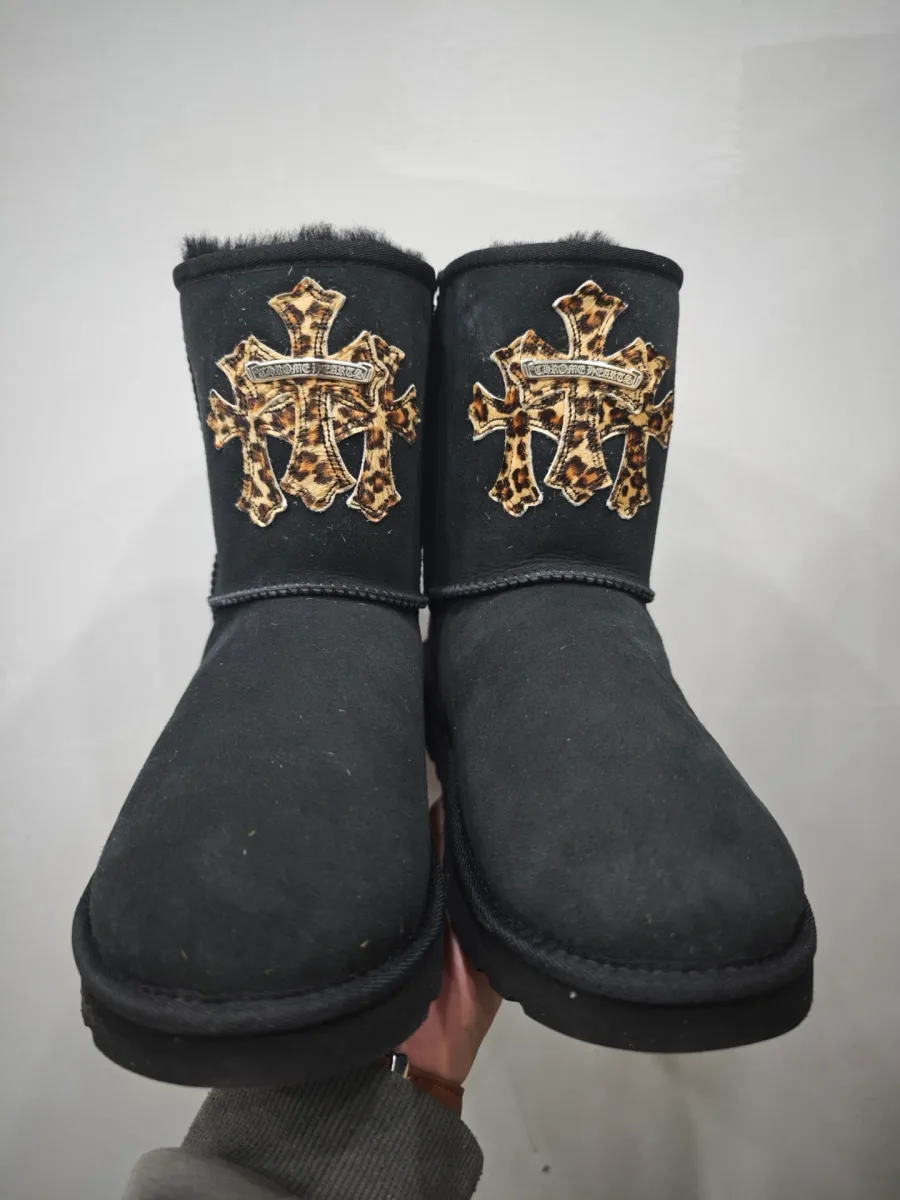 Черные сапоги-угги Chrome Hearts x UGG с леопардовыми крестами, вид спереди