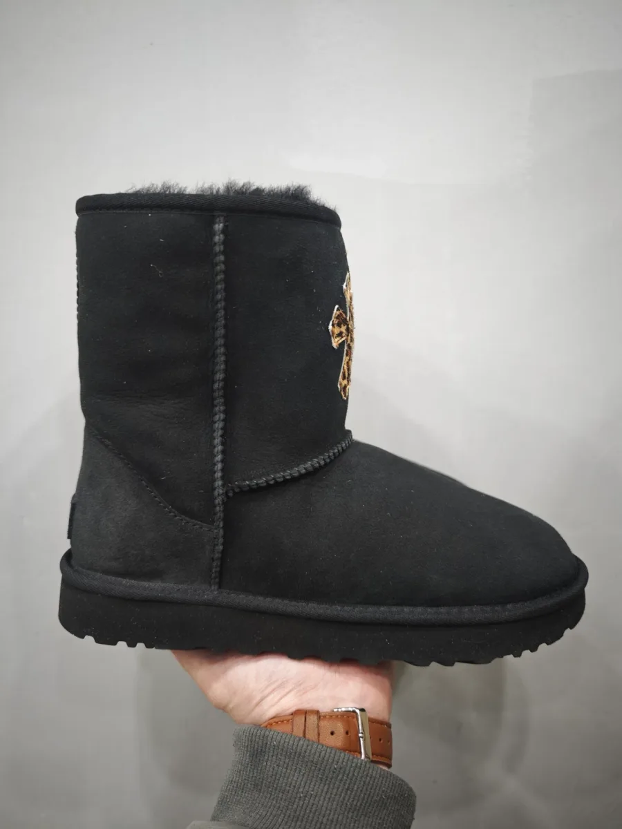 Черные сапоги-угги Chrome Hearts x UGG, вид сбоку