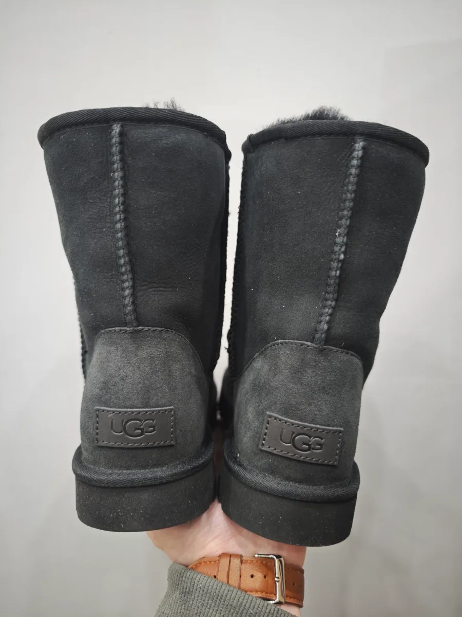 Черные сапоги-угги Chrome Hearts x UGG, вид сзади с логотипом UGG