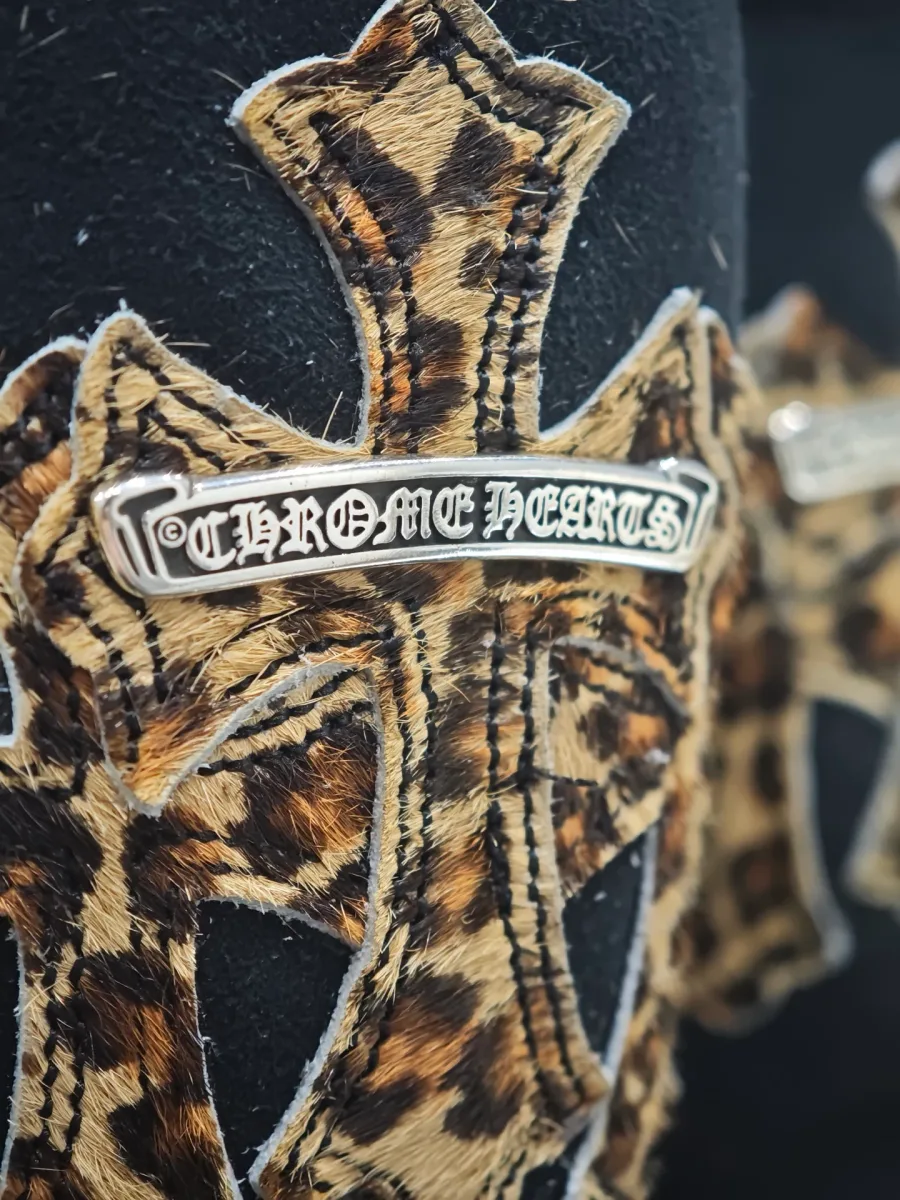 Деталь нашивки в виде креста с леопардовым принтом и серебряной пластиной Chrome Hearts