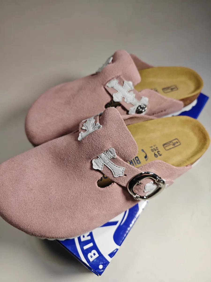 Вид сбоку на сабо Chrome Hearts x Birkenstock Boston с металлической пряжкой