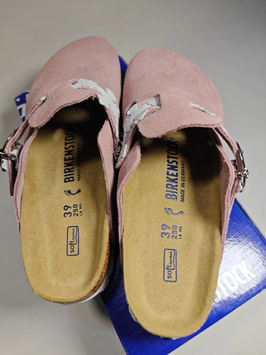 Вид сверху на стельку сабо Chrome Hearts x Birkenstock Boston