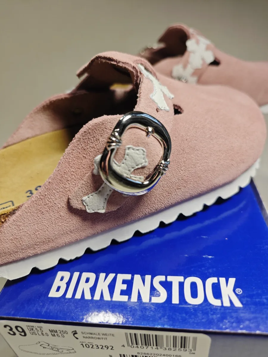 Крупный план пряжки на розовых сабо Chrome Hearts x Birkenstock Boston