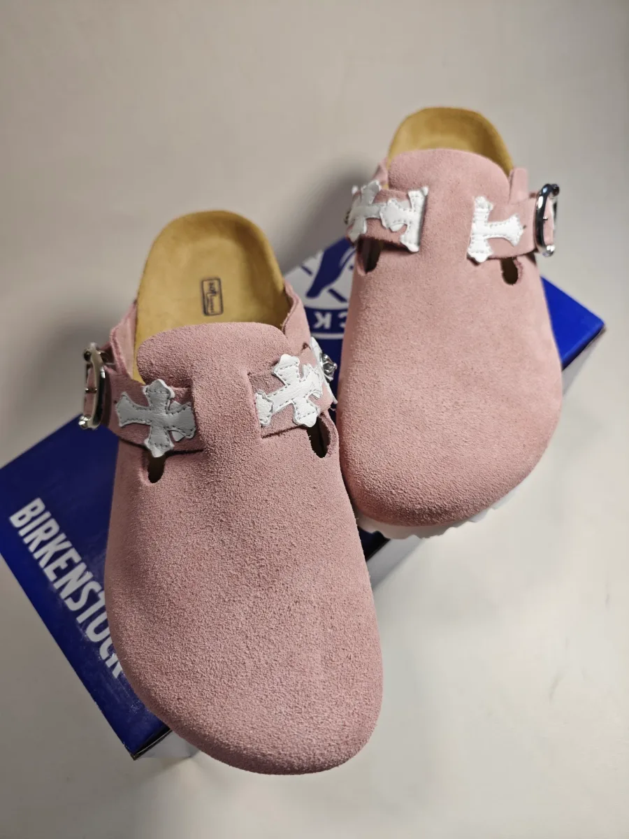 Пара розовых сабо Chrome Hearts x Birkenstock Boston на коробке