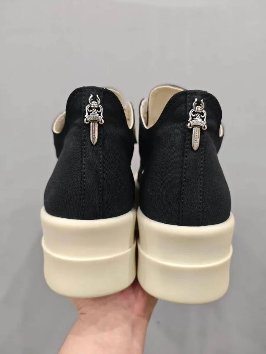 Черные кеды Chrome Hearts x Rick Owens DRKSHDW на платформе, вид сзади с серебряной подвеской-кинжалом
