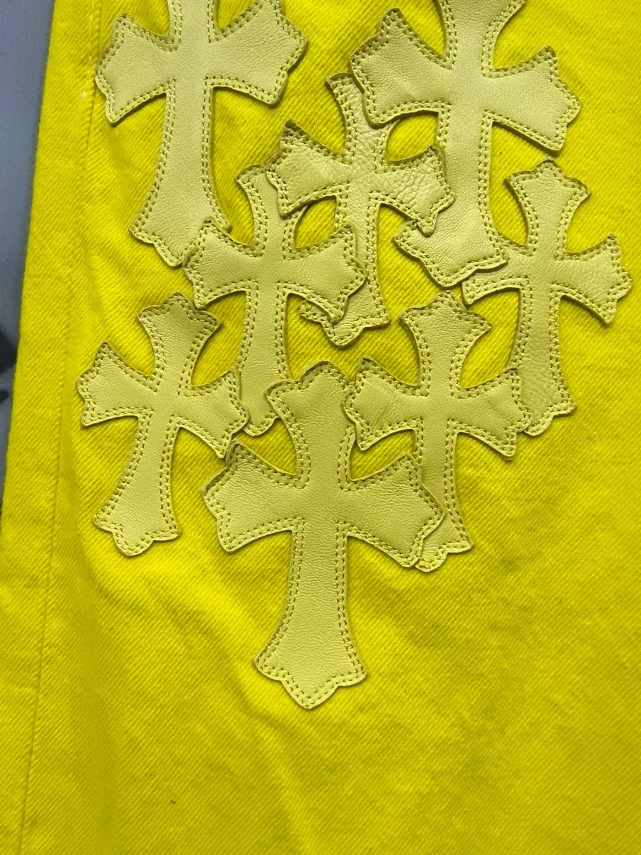 Кожаные нашивки в виде крестов на желтых джинсах Chrome Hearts x Levi's Vintage 501