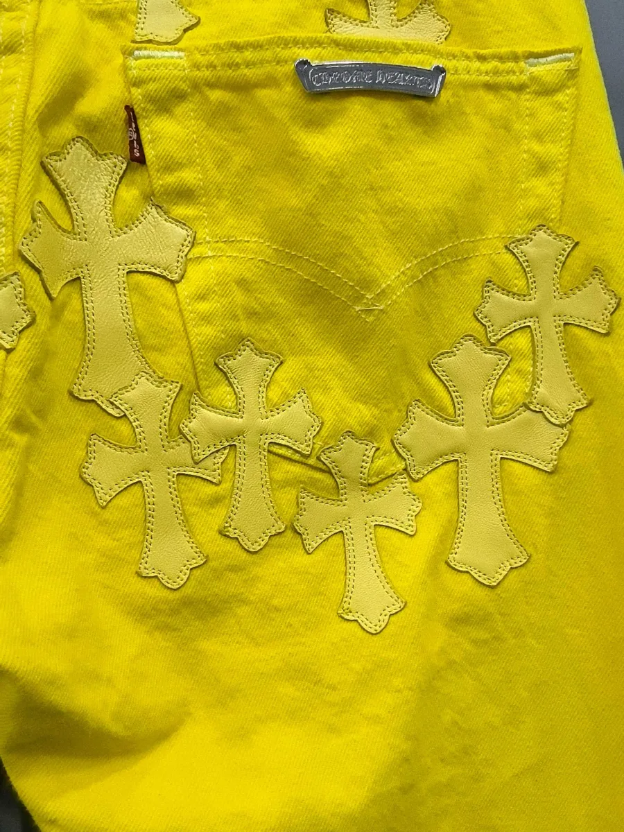 Задний карман желтых джинсов Chrome Hearts x Levi's Vintage 501 с кожаным патчем Levi's и серебряной плашкой Chrome Hearts