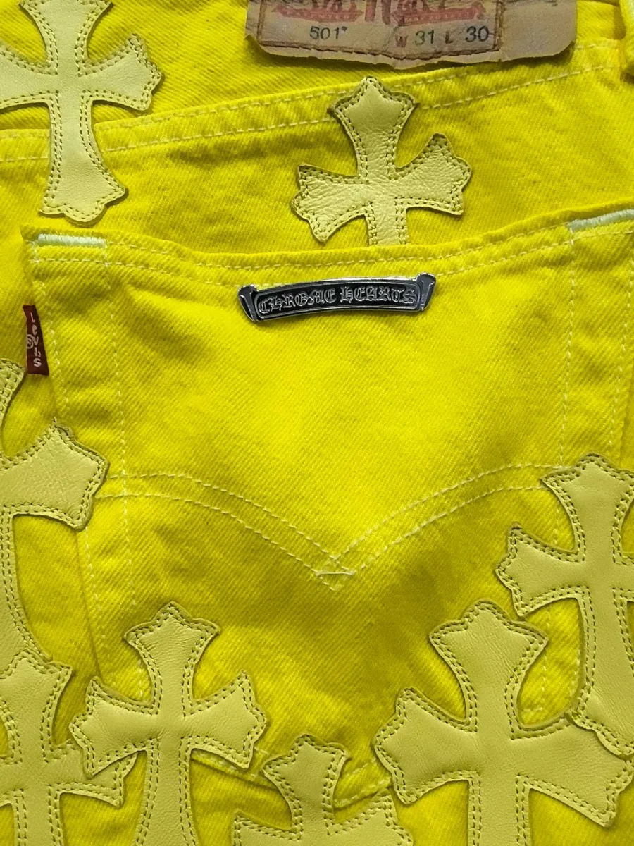 Крупный план задней части джинсов Chrome Hearts x Levi's Vintage 501 с патчем и нашивками