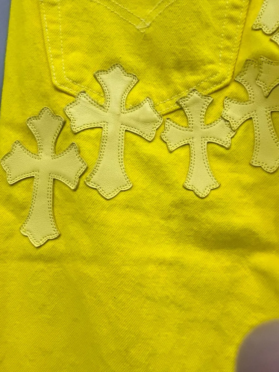 Задний карман желтых джинсов Chrome Hearts x Levi's Vintage 501 с нашивками-крестами