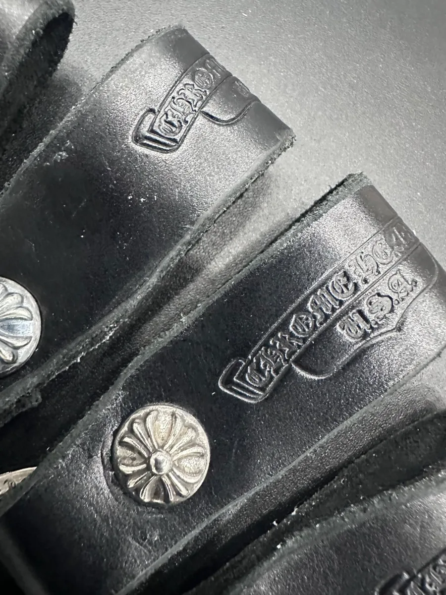 Тиснение логотипа Chrome Hearts на черной коже и серебряная заклепка