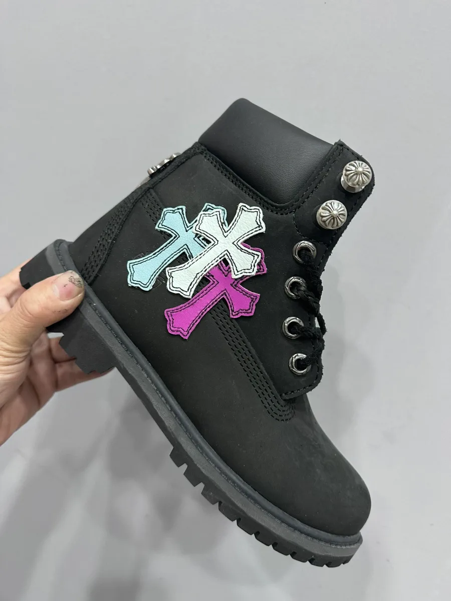 Ботинок Chrome Hearts x Timberland сбоку с голубым и фиолетовым крестами