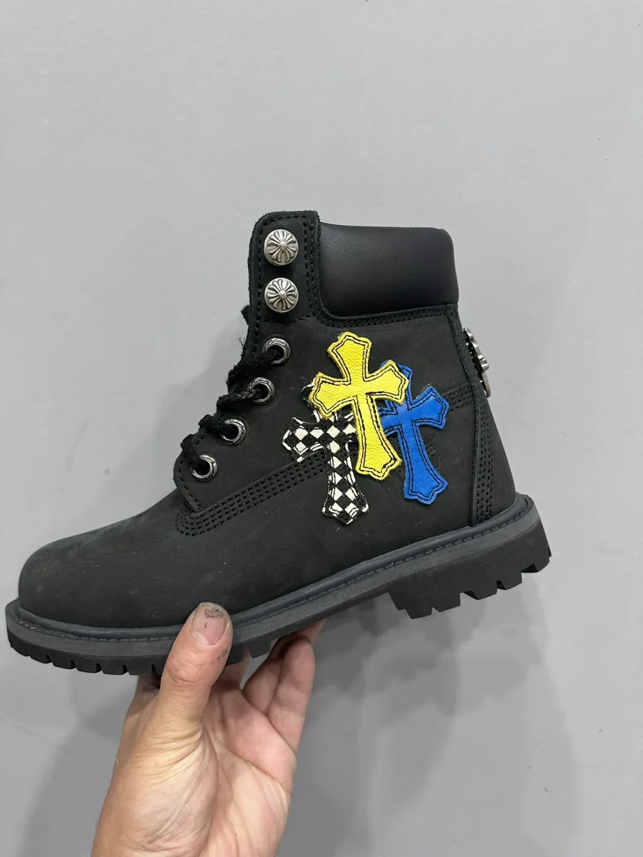 Ботинок Chrome Hearts x Timberland сбоку с желтым и синим крестами