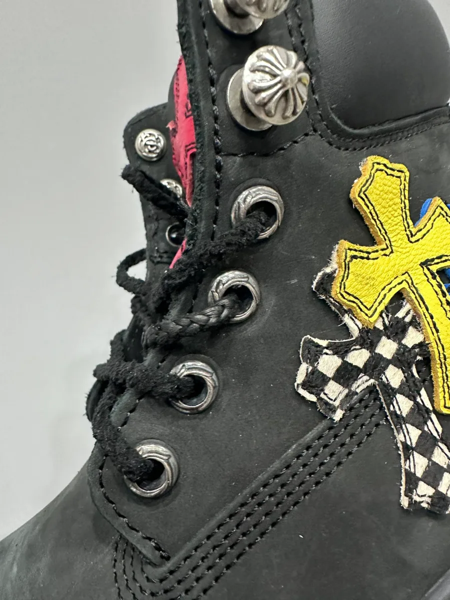 Деталь ботинка Chrome Hearts x Timberland: серебряные заклепки и нашивки