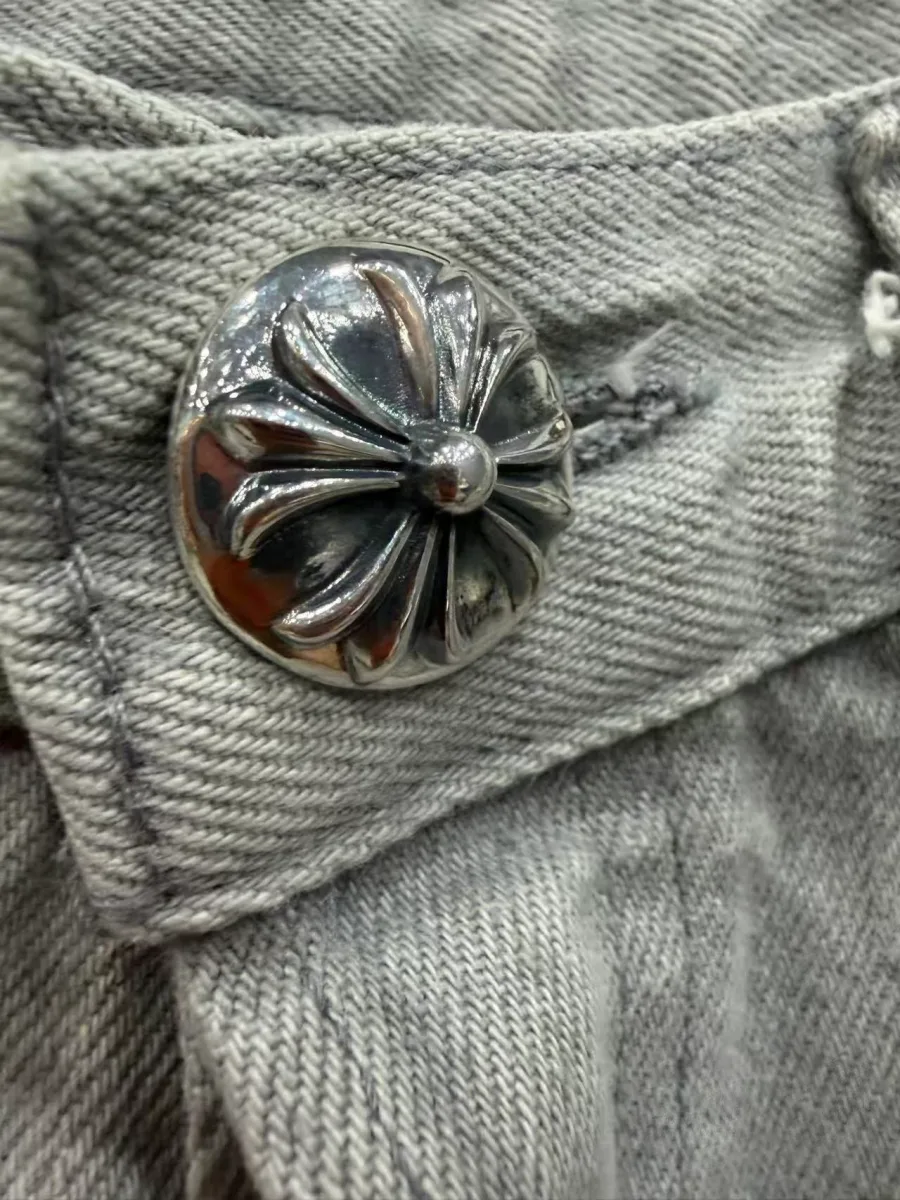 Серебряная пуговица с гравировкой Chrome Hearts крупным планом