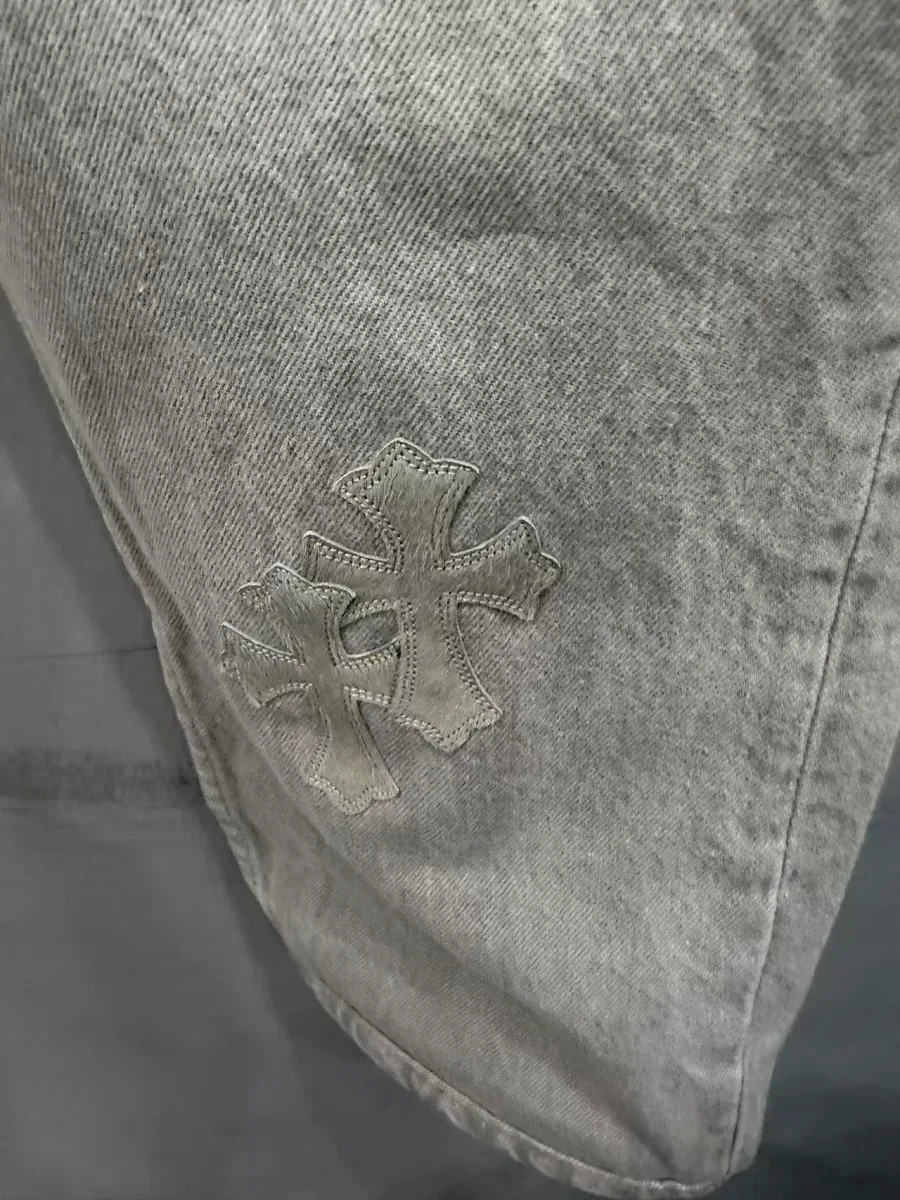 Нашивка в виде креста из меха пони на джинсах Chrome Hearts x Levi's Vintage 501