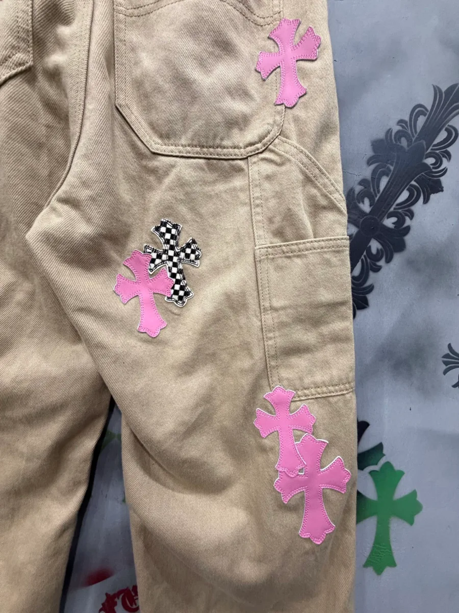Детали кроя и кожаные нашивки-кресты на брюках Chrome Hearts