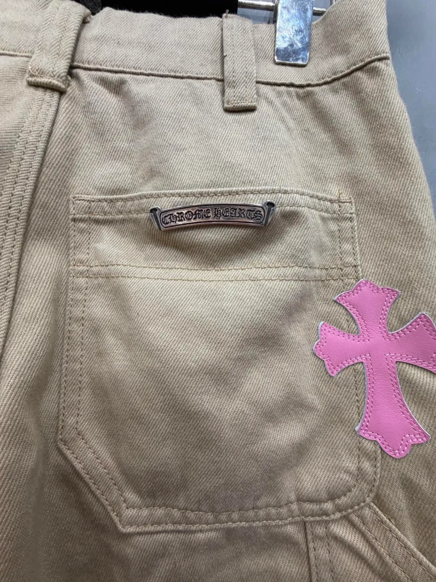 Задний карман брюк Chrome Hearts с металлической пластиной бренда