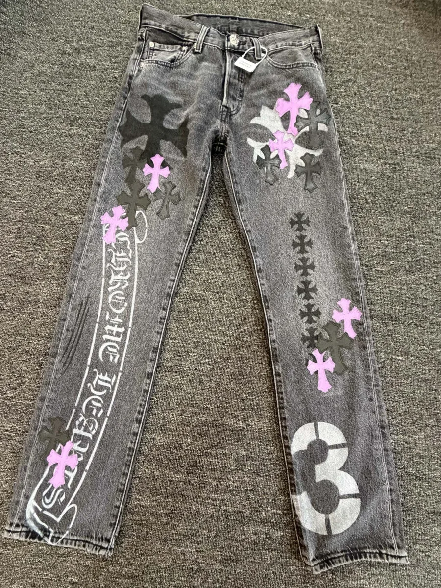 Серые джинсы Chrome Hearts x Levi's 501 с нашивками-крестами, вид спереди