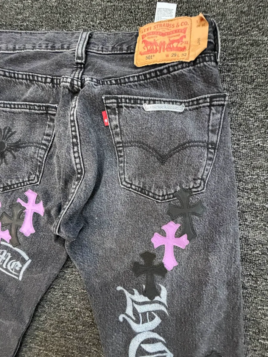 Кожаный патч Levi's и серебряная деталь Chrome Hearts на заднем кармане