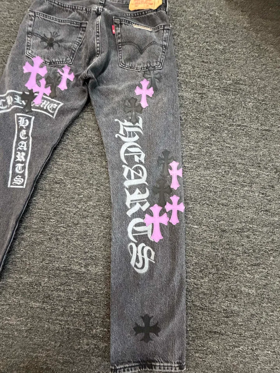 Задняя часть джинсов Chrome Hearts x Levi's 501 с нашивками и принтом
