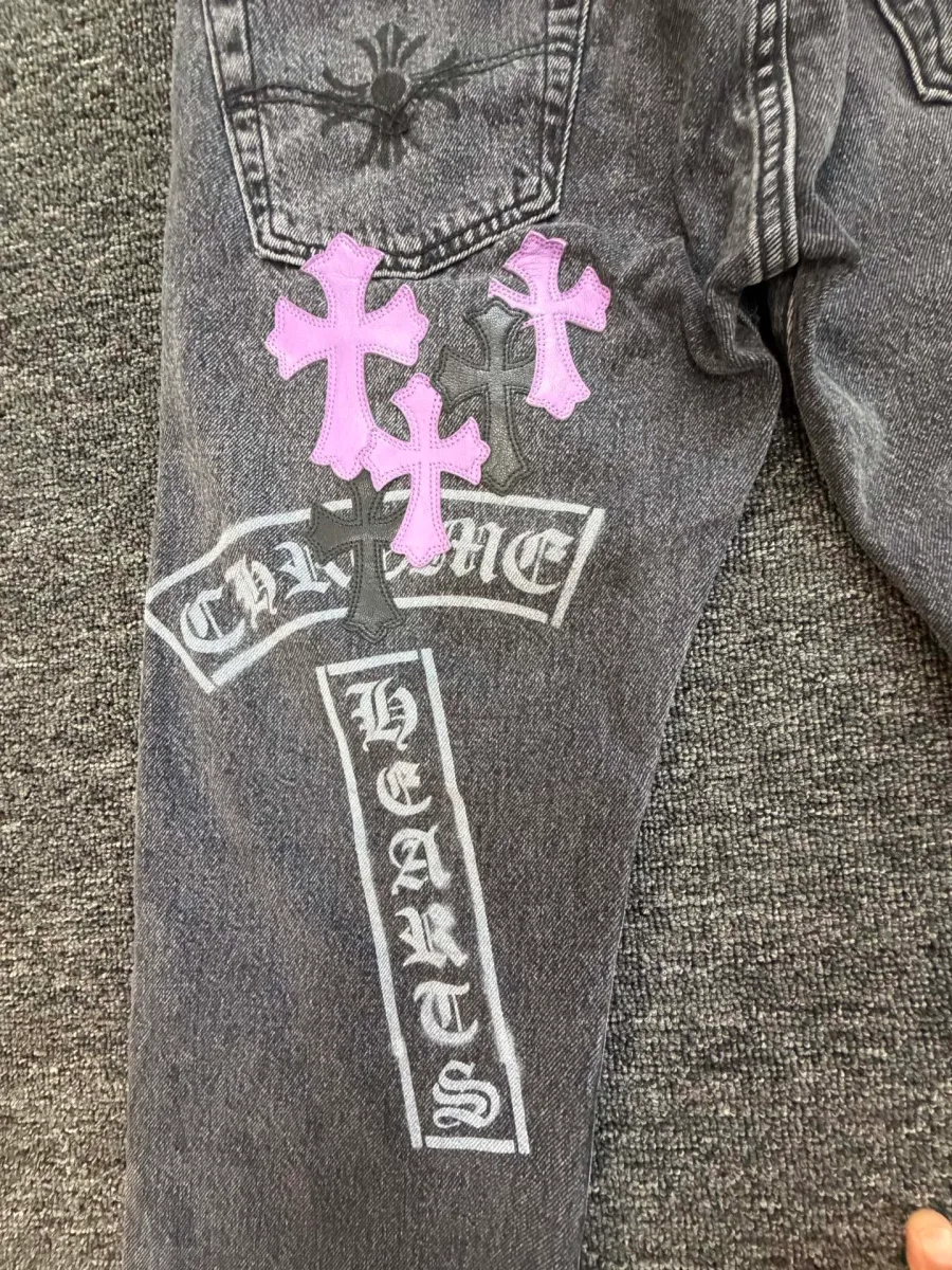 Деталь кроя джинсов Chrome Hearts с кожаными нашивками и принтом