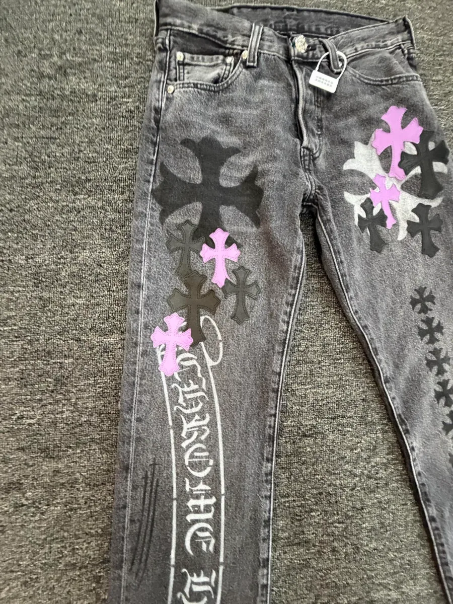 Передняя часть джинсов Chrome Hearts с кожаными нашивками и принтом