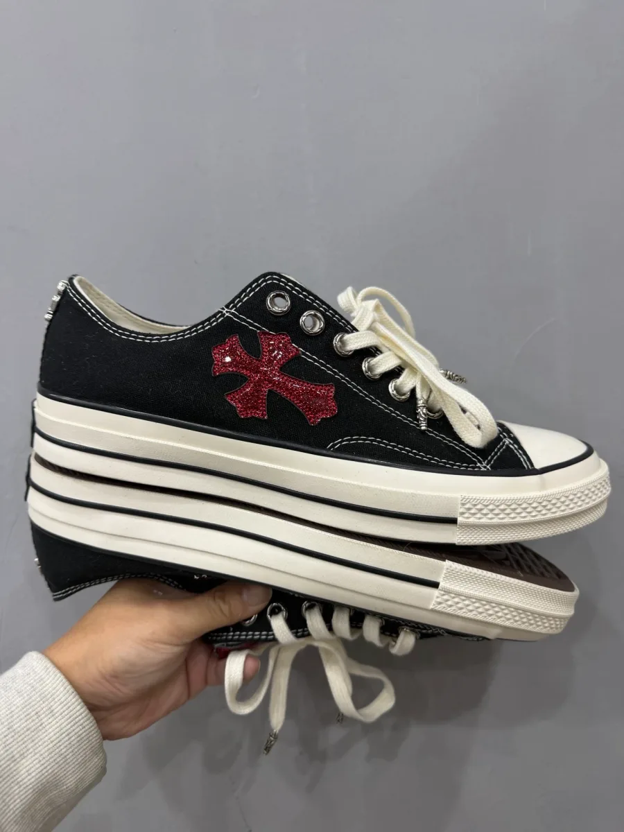 Черные кеды Chrome Hearts x Converse Chuck 70 Low, вид сбоку на подошву и красный крест