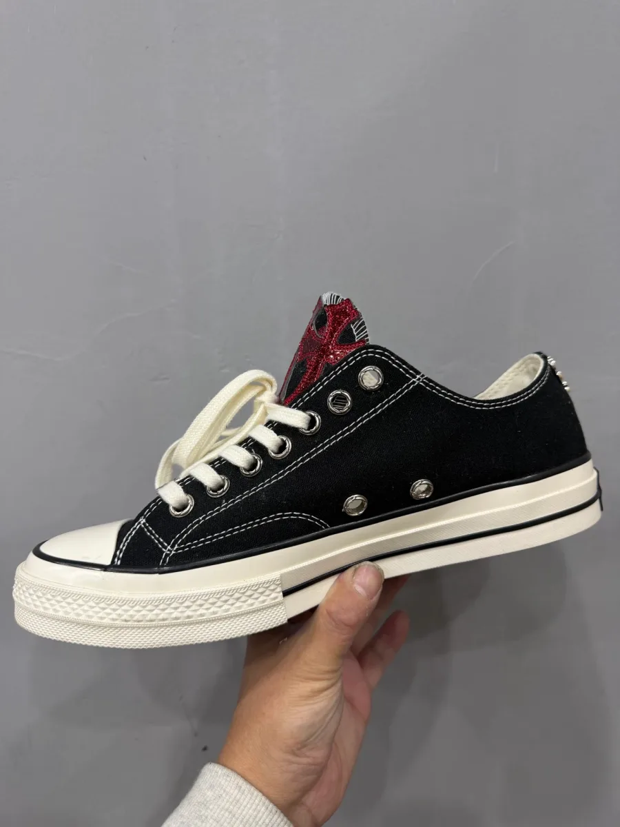 Черные кеды Chrome Hearts x Converse Chuck 70 Low, вид с внутренней стороны